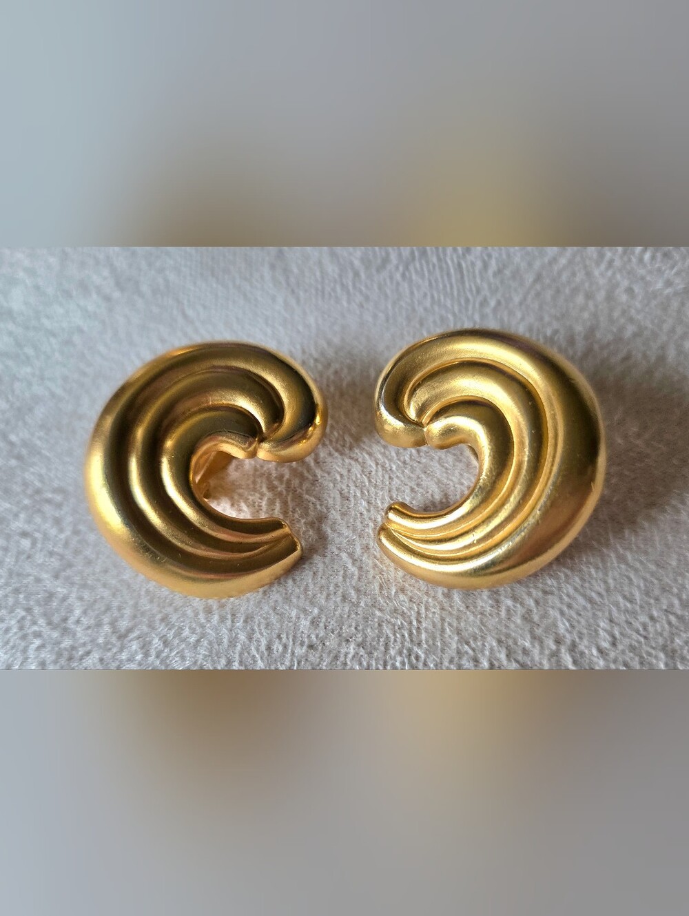 Vintage 1990s Anne Klein Gold Swirl Modernist Clip On Earring Unsigned